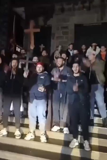 ŽESTOKI SUKOBI HRIŠĆANA I MUSLIMANA U SIRIJI! Desetine muškaraca iz sunitskog grada Kalat al-Madik DEMOLIRALE imovinu hrišćanskih vernika (VIDEO)