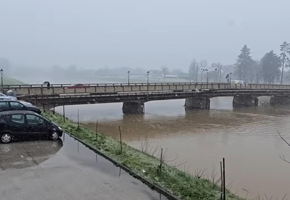 VODA PRETI DERVENTI! Ukrina raste iz sata u sat, poplavljena dvorišta i zgrade: Sve nadležne službe na nogama! (VIDEO)