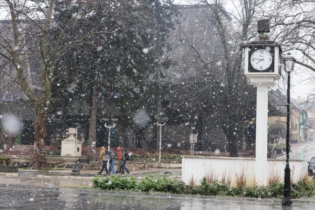 SNEG OKOVAO ZAPADNU SRBIJU, VEJE I U BAJINOJ BAŠTI! Za noć palo više od 20 centimetara! Zlatibor, Tara, Kadinjača, Debelo brdo, sve se beli! (FOTO)