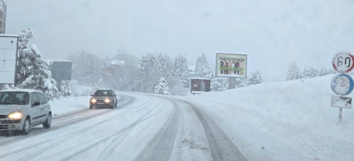 SNEG OKOVAO ZAPADNU SRBIJU, VEJE I U BAJINOJ BAŠTI! Za noć palo više od 20 centimetara! Zlatibor, Tara, Kadinjača, Debelo brdo, sve se beli! (FOTO)