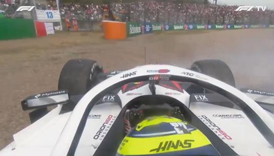 STRAVIČNA NESREĆA NA SUZUKI - Mladi vozač Formule 1 u punoj brzini izleteo sa staze i zakucao se u ogradu! Nije mogao da stoji na nogama! (VIDEO)