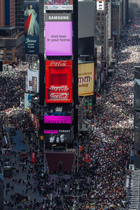 "BEZ KRALJEVA" - MILIONI LJUDI IZLAZE NA ULICE AMERIKE I ŠIROM SVETA! Raste bes zbog Trampove politike, stižu prve fotografije i snimci! (FOTO/VIDEO)