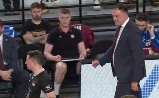 BIVŠI TRENER PARTIZANA U SUKOBU SA SVIMA! Raspravljao se sa sudijama, protivničkim trenerom, pa ušao u klinč i sa igračem! Morali da ga razdvajaju! (VIDEO)