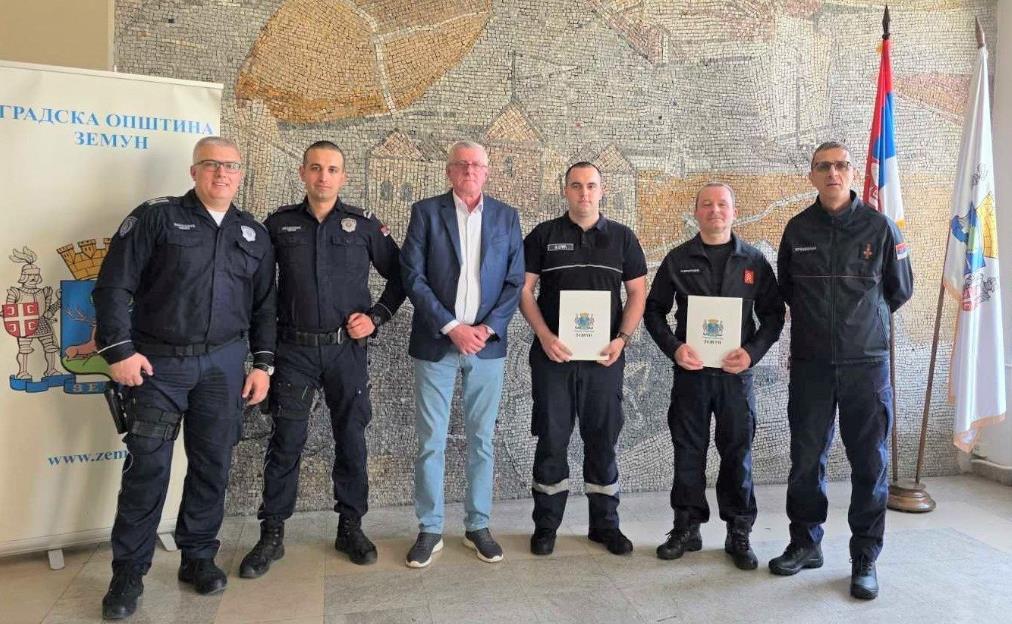 ZEMUN: Opština nagradila najbolje policajce i vatrogasce! Policajac meseca Ninoslav Ivanović, a vatrogasac Momir Gavrilović