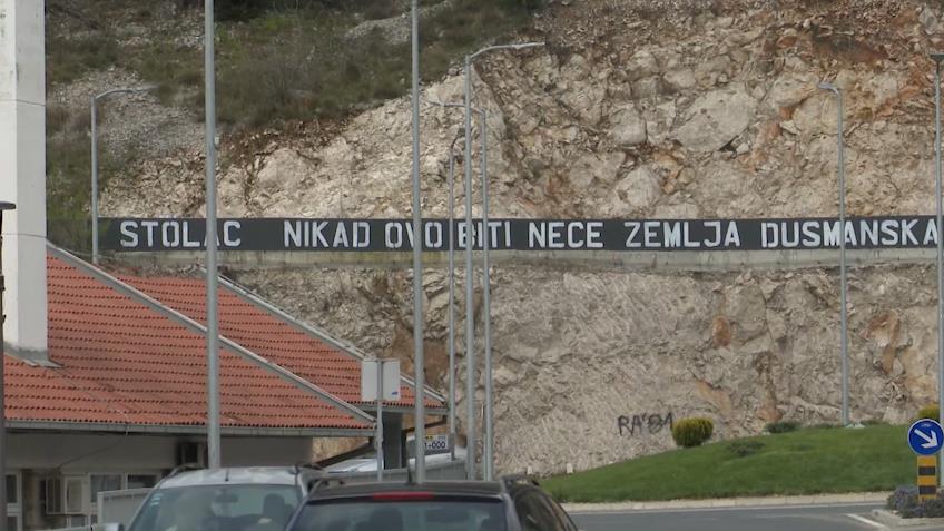 ZAŠTO NA BALKANU MURAL NIJE SAMO MURAL, A GRAFIT NIJE SAMO GRAFIT: Sukob u Stocu i stari konflikti koji i dalje tinjaju ispod površine