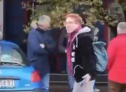 PIJANA BLOKADERKA U KULI NAPADA POLICIJU! Pogledajte kako nasred ulice brutalno vređa policajce (VIDEO)