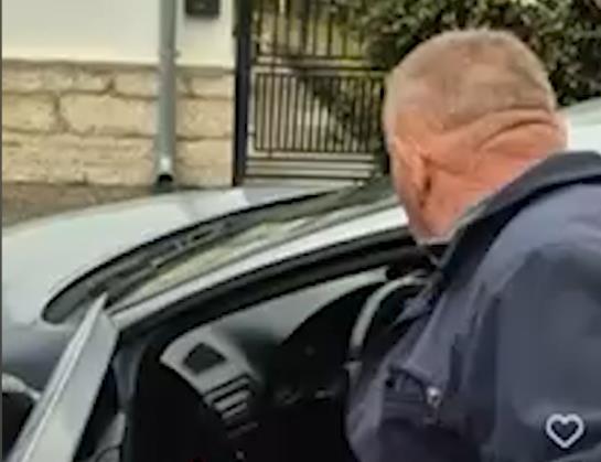 BLOKADERI ŽELE DA STRELJAJU NAROD PO SRBIJI! Stravična scena u Guči: Ne daju čoveku da uđe u automobil, u jednom trenutku usledila je GNUSNA IZJAVA (VIDEO)