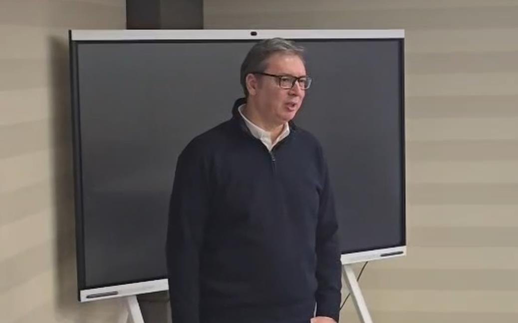 "BIĆE NEIZVESNA I TEŠKA BORBA" Vučić se kratko obratio okupljenima u sedištu SNS: "Obratiću vam se za sat vremena" (VIDEO)