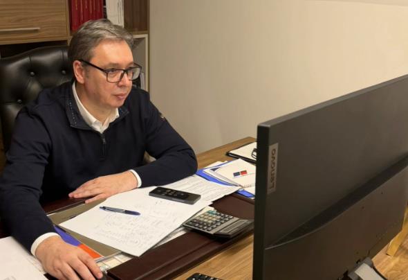 "SREĆAN SAM ŠTO LJUDI SLAVE, JA OSTAJEM U KANCELARIJI DA ANALIZIRAM REZULTATE" Vučić se oglasio nakon saopštavanja pobedničkih brojki