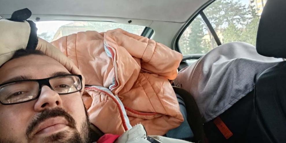 Marko je 10 dana spavao u kolima ispred bolnice u Nišu: Kupa se na bazenu, telefon puni u kafiću, a razlog je rasplakao Srbiju!