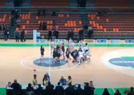 ŽESTOKA TUČA KOŠARKAŠICA U BOSNI! Opšta makljaža na centru terena, bacile rivalku na parket i nemilosrdno šutirale! (VIDEO)