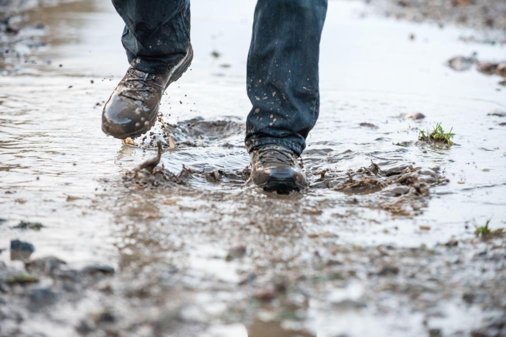 Kako se rešiti flekica od blata sa pantalona? Pomoću ove cake biće sačuvane od kiše i bljuzge