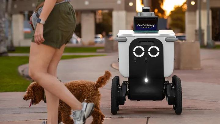 Najšokantniji snimak nedelje: AI roboti lomili stakla po gradu, građani u strahu