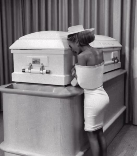 Influenserka objavila kako plače nad kovčegom ćerke (16), a kritike ne prestaju da pljušte zbog ponašanja