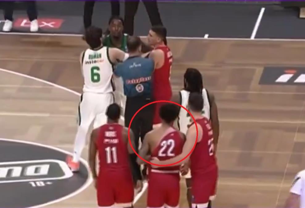 MATIJAS LESOR POCEPAO DRES KOŠARKAŠA OLIMPIJAKOSA! Totalni haos u velikom derbiju, sudije izbacile dvojicu igrača sa utakmice! (VIDEO)
