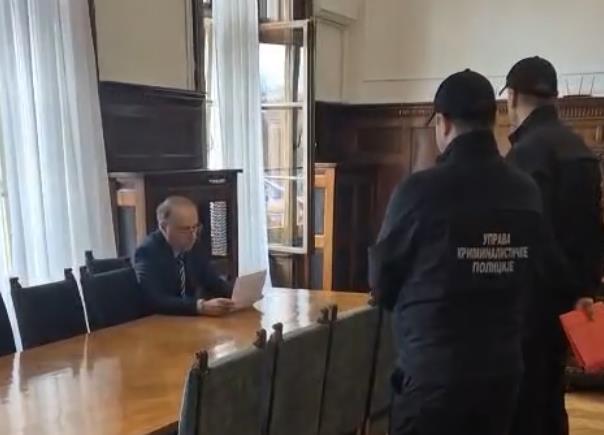"DOBAR DAN, MI SMO IZ UKP, IMAMO NALOG DA IZVRŠIMO PRETRES" Pogledajte ulazak policije u kabinet rektora Đokića (FOTO/VIDEO) 