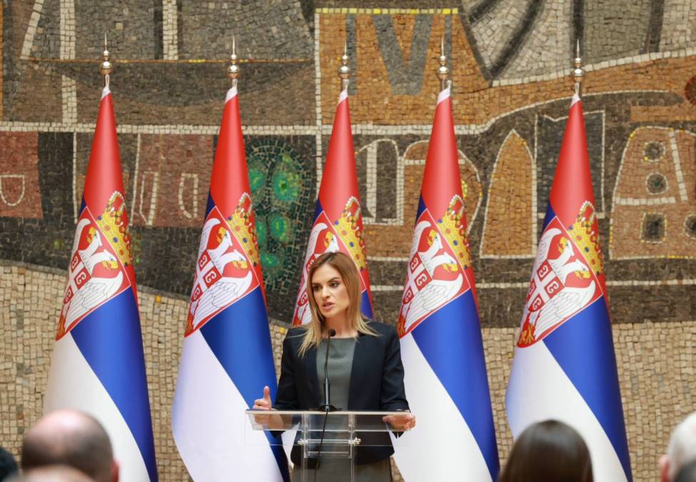 ZA USLUGE POMOĆ U KUĆI I LIČNI PRATILAC IZDVOJENO 600 MILIONA DINARA: Ministarka Stamenkovski predstavnicima lokalnih samouprava uručila ugovore