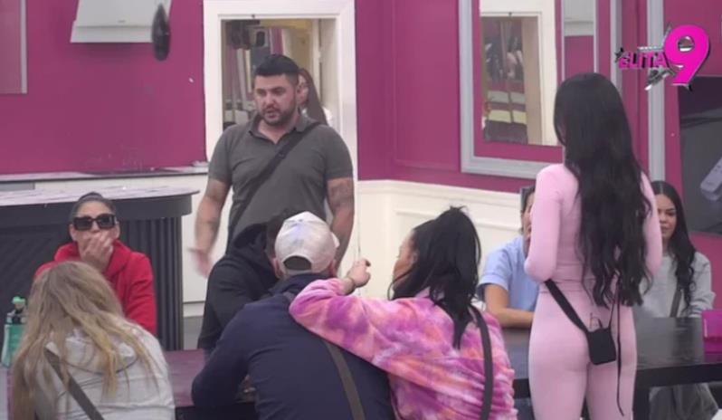 "DOK SMO BILI U VEZI IMAO SAM OSEĆAJ DA SAM S JAVNOM KUĆOM" Asmin nikad žešće o odnosu sa Stanijom: Prodavala je slike za 50 dolara! Umešala se i Maja