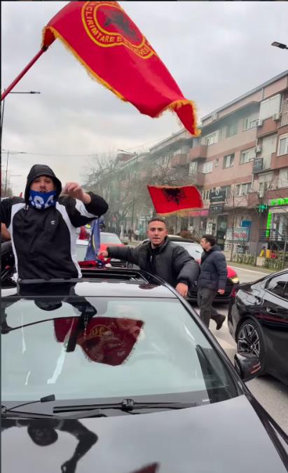 SCENE HAOSA I UŽASA NA ULICAMA PRIŠTINE: Tapkaroši prodaju karte po neverovatnim cenama, vijore se zastave Velike Albanije i rekviziti terorističke UČK!