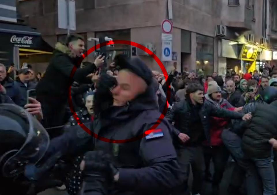 BLOKADER MUČKI UDARIO POLICAJCA METALNOM ŠIPKOM U GLAVU, POGLEDAJTE SNIMAK Divljaju ispred Rektorata, nasrću na policiju, vređaju pa potežu pesnice (VIDEO)