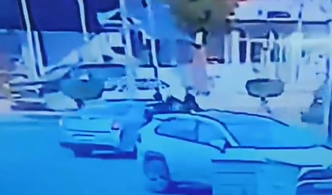 POGLEDAJTE KAKO JE AMERIČKA NOVINARKA KIDNAPOVANA U BAGDADU: Dva muškarca je presrela i ugurala u auto!  (VIDEO)