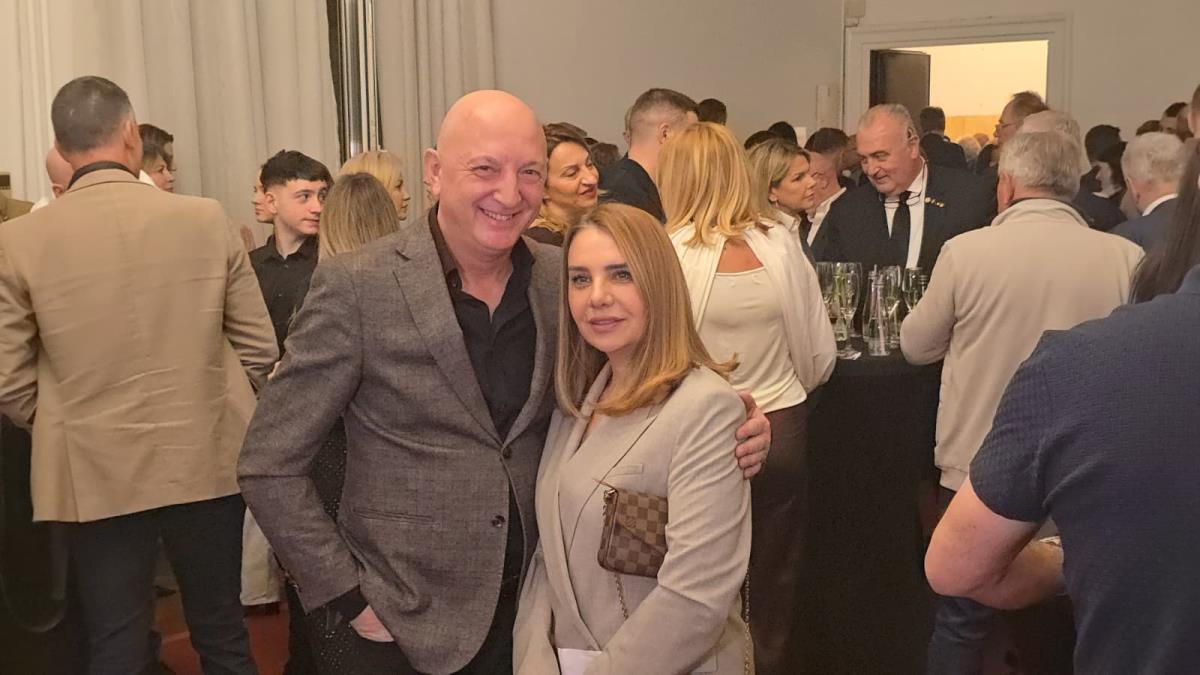 ESTRADA STIGLA NA KONCERT OVOG PEVAČA! Džinović otvorio dušu, a u njegov stajling su svi gledali! Pogledajte kadrove (FOTO/VIDEO)