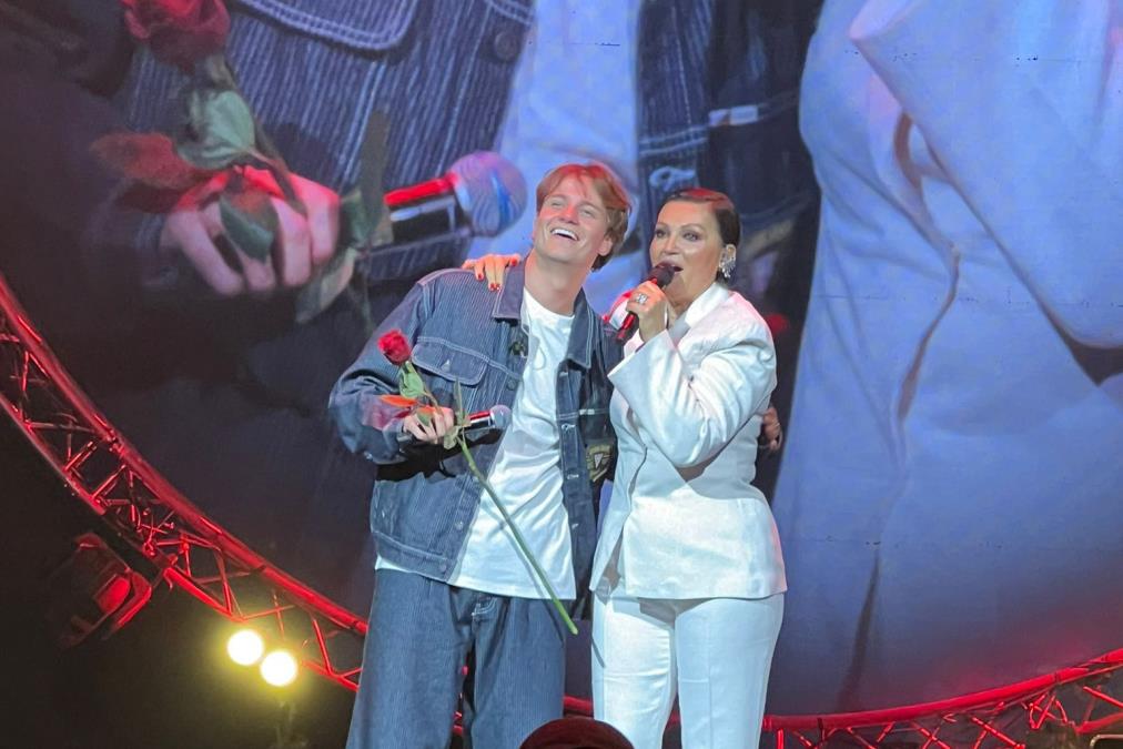 SVE JE STALO KAD SE POJAVILA! Prva gošća Jakova Jozinovića izašla na scenu i uradila ovo pred publikom! (VIDEO)