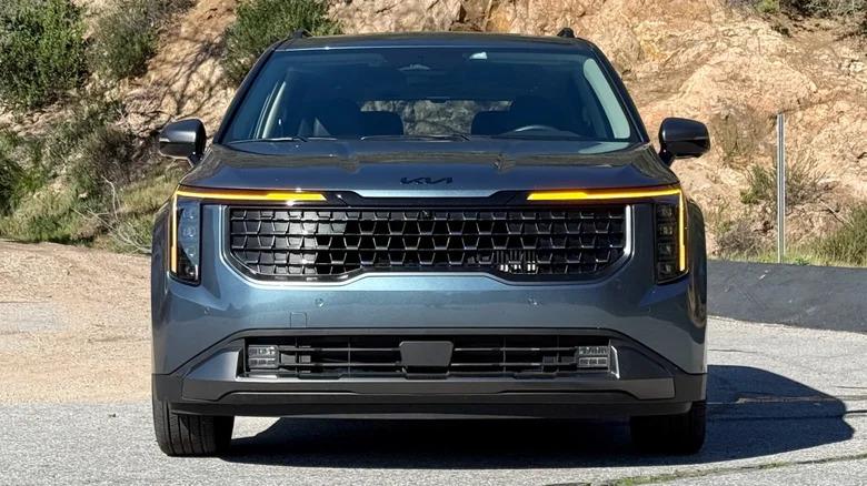 Minivan kakav niste videli: Kia Carnival 2026 izgleda moćnije od mnogih SUV-ova