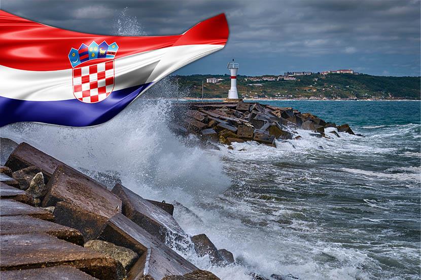 JEDRILICA SE NASUKALA NA STENE! Oluja kod Splita napravila haos, izvedena akcija spasavanja