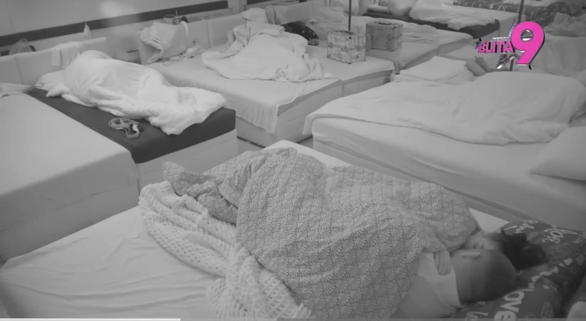 MAJA I ASMIN UŠLI U VEZI ČIM JE STANIJA STIGLA U RIJALITI! Izdaja prijateljice koja nikog ne iznenađuje: Palo maženje u krevetu