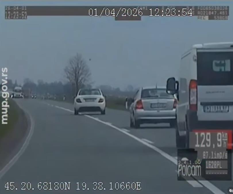 POGLEDAJTE KAKO VOZAČ "MERCEDESA" DIVLJA KROZ RUMENKU: Nagazio 200 na sat i preticao kolonu preko pune linije! (video)