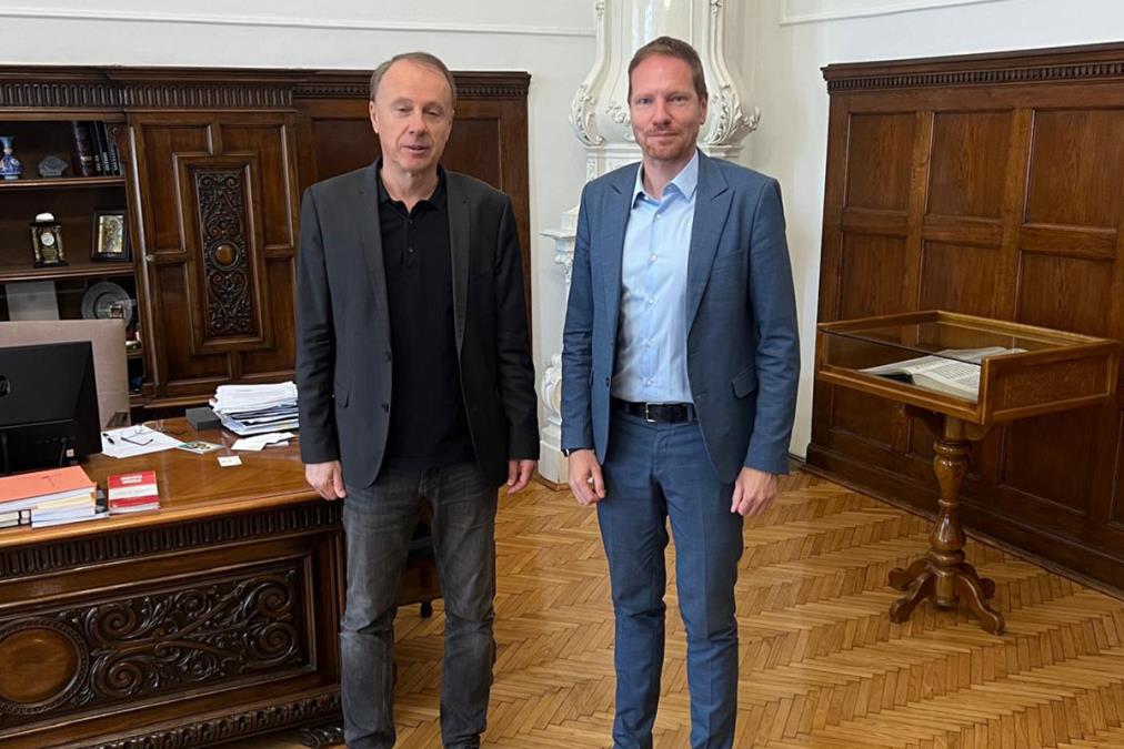 "MULJA NA SVE STRANE" Rektor Đokić malo kao Papa sa terase osveštava studente, malo iza njihovih leđa tajno pravi veze s vlašću! Ekskluzivno - slika sve govori!