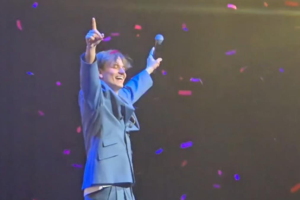 "SAMO JEDNO JE SIGURNO..." Jakov Jozinović puca od emocija! Crvene konfete padaju po celoj dvorani, dao je i zadatak publici, evo o čemu je reč (VIDEO)