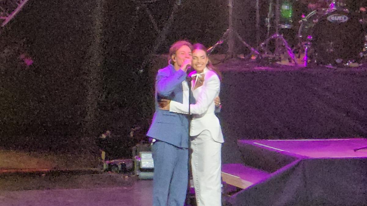 SVI SU BRUJALI O NJENOJ SVAĐI S KOLEGINICOM, A SAD JE NAPRAVILA HAOS NA KONCERTU JAKOVA: Pevačica i Jakov se grlili, držali za ruke, a onda je došao on (VIDEO)