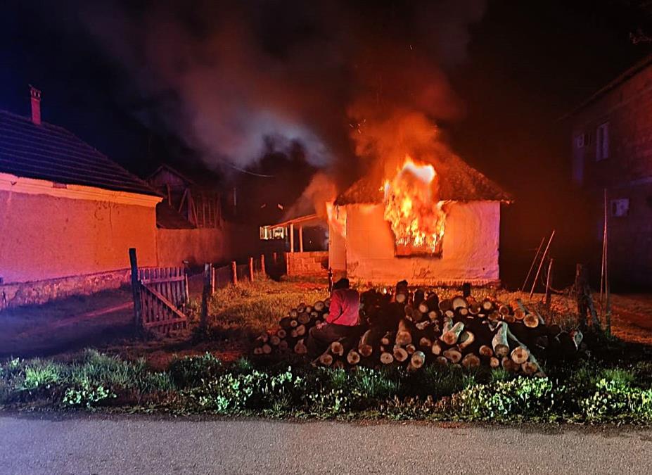 HODALA JE SA ŠTAKAMA, KADA JE POČEO POŽAR NIJE JOJ BILO SPASA: Detalji tragične smrti žene u Lešnici, njen brat uspeo da se spasi