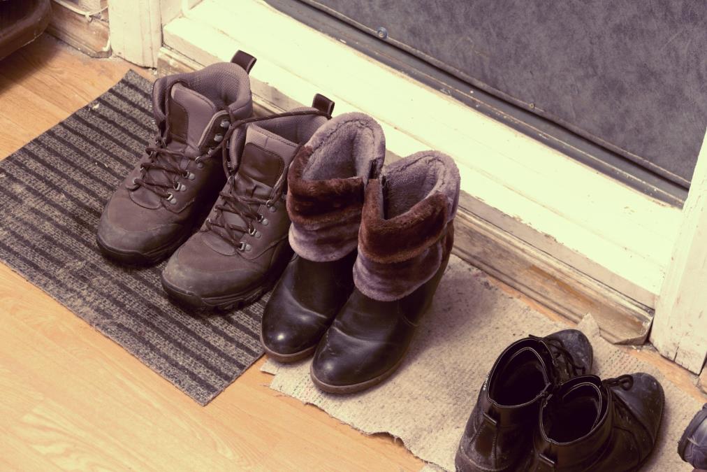 Obuću nikad ne ostavljajte ovako: Mnogi rade isto, a veruje se da tako unose nesreću i bolest u kuću