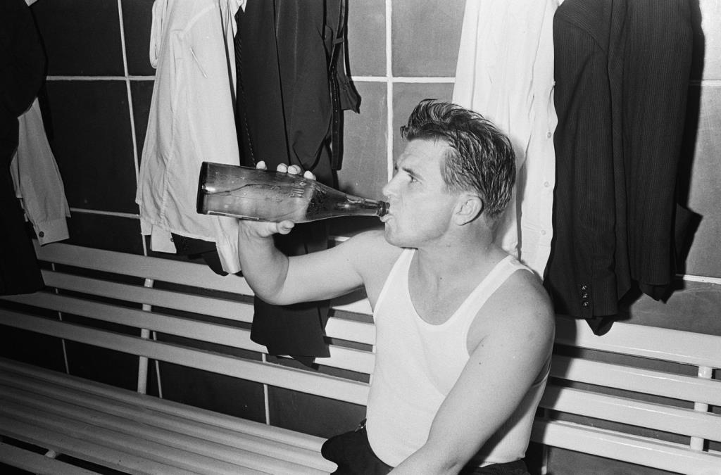 HTEO DA IGRA U JUGOSLAVIJI, ALI JE UDBA REKLA - NE! Menjao odeću za meso u ratu, pa postao legenda svetskog fudbala! Neverovatna priča o GALOPIRAJUĆEM MAJORU