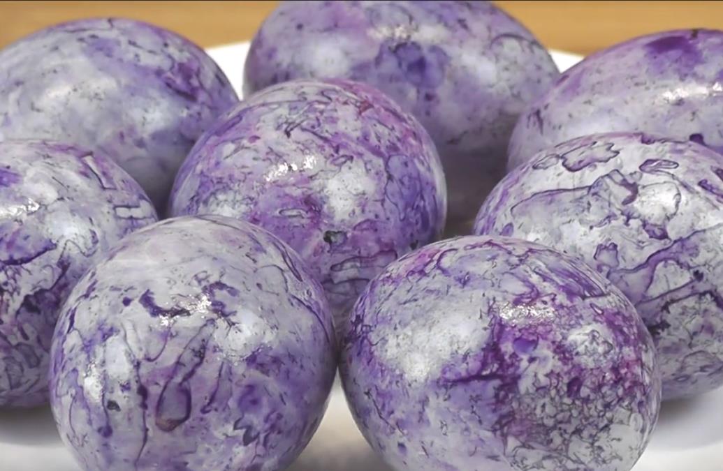 Ruski metod za brzo farbanje jaja čajem: Više od milion ljudi ga je pogledalo, a rezultat su božanstveni prelazi boja!