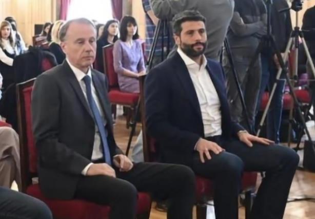 ĐOKIĆ ŠURUJE S VLAŠĆU KAD MU ODGOVARA: Dva lica rektora - ovako je sedeo uz rame Šapiću i zahvaljivao se vlasti, a onda poziva blokadere na nasilje?! (FOTO)