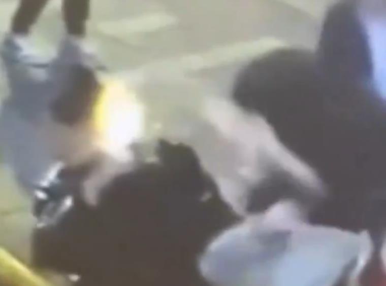 (UZNEMIRUJUĆE) DEVOJKA ZAPALJENA PRED PRIJATELJIMA U BAŠTI KAFIĆA! Ženska osoba je polila kolonjskom vodom, a onda bacila vatru na nju! (VIDEO)