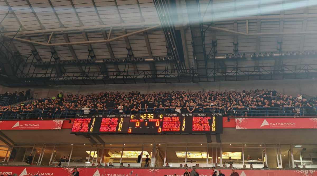 GROBARI PRAVE HAOS: Odjekuju topovski udari - navijači Partizana grme u Areni