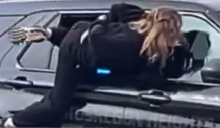 ŽENA POBEGLA KROZ PROZOR POLICIJSKOG AUTOMOBILA: Hit snimak se širi mrežama, pogledajte kako joj je to uspelo! Policajci nisu ni REGISTROVALI da je nestala