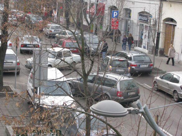 Sremska Mitrovica u problemu: Preko 36.000 vozila na ulicama u borbi za parking mesta, gužve postaju nepodnošljive
