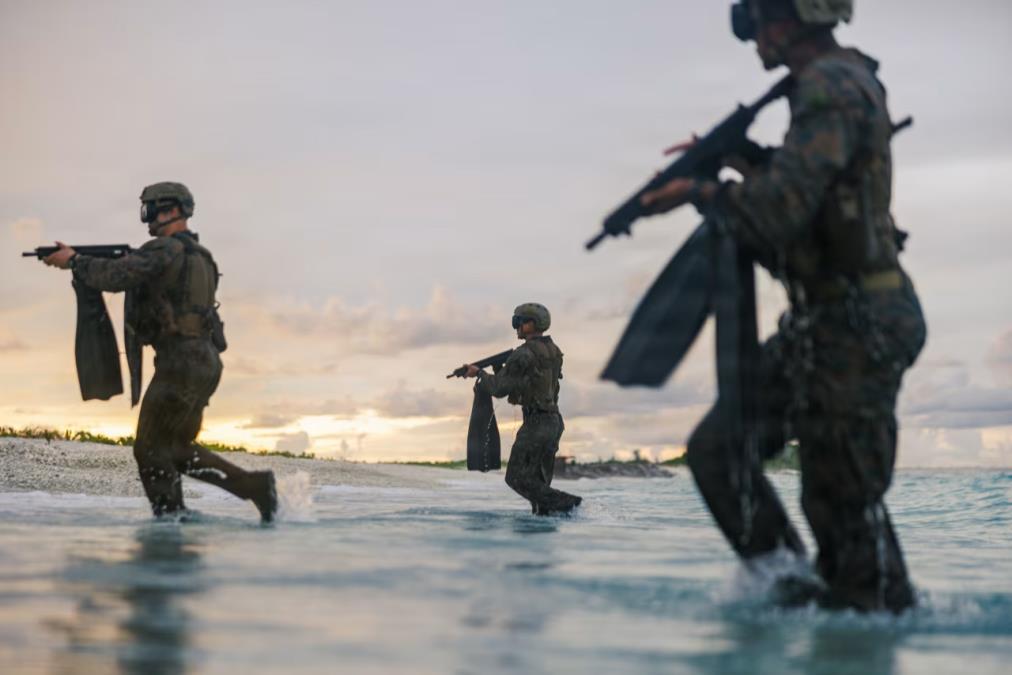 (FOTO) AMERIČKI MARINCI SE "ISKRCAVAJU" NA DIJEGO GARSIJU! Vojska SAD objavila fotografije simulacije amfibijskog napada