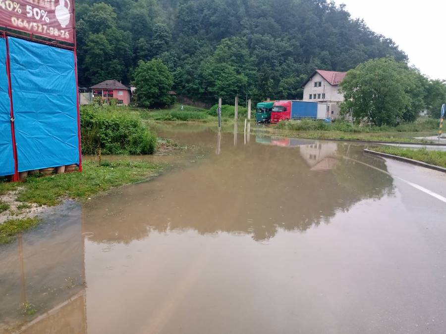 Izlile se Zapadna Morava i Đetinja: voda ušla u dvorišta, građani dobili hitna bezbednosna uputstva – na snazi i zabrana saobraćaja