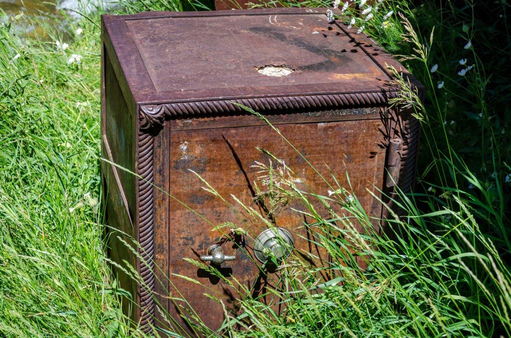 Renovirali su kuću, pa pronašli stari sef: Ono što su našli unutra je vrednije od para i oduševilo je svet