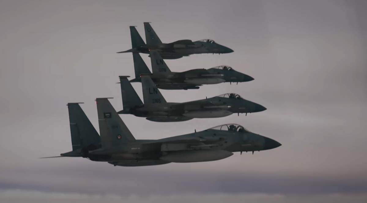 AMERIČKI F-15 OBORIO KINESKI PROJEKTIL ISPALJEN SA RAMENA! Šokantna tvrdnja izvora američkog medija o rušenju lovca u Iranu