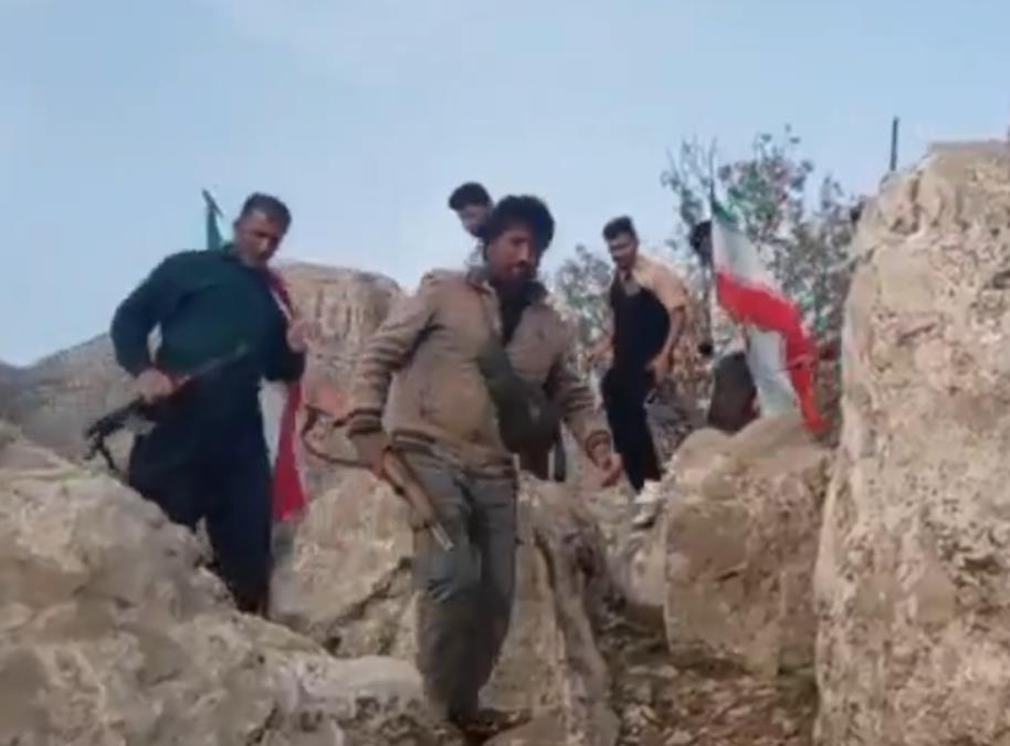 IRANSKO PLEME TRAŽI AMERIČKOG PILOTA: "Ne brinite, naći ćemo ga", krenuli sa zastavama i naoružani do zuba! (FOTO/VIDEO)