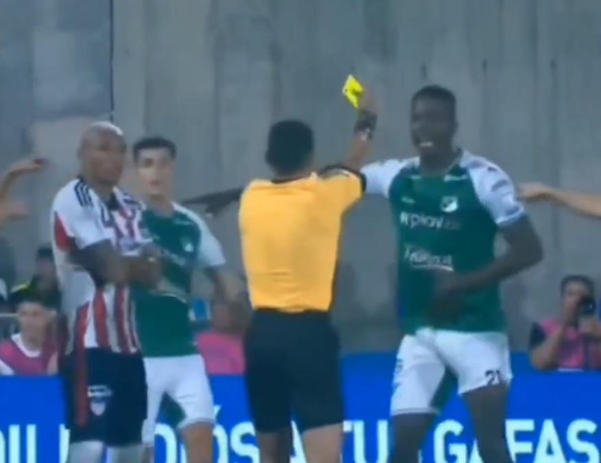 SUDIJA POKAZAO DRUGI ŽUTI KARTON FUDBALERU, ALI ODBIO DA GA ISKLJUČI?! Pogledajte jednu od najbizarnijih scena sa fudbalske utakmice