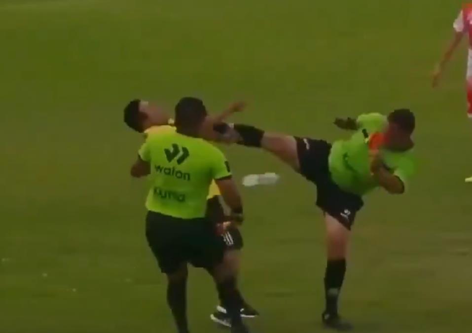 SUDIJA BRUTALNO NOKAUTIRAO TRENERA! Nestvarne scene na fudbalskoj utakmici! Džeki Čen arbitar uništio pomoćnika jednim potezom (VIDEO)